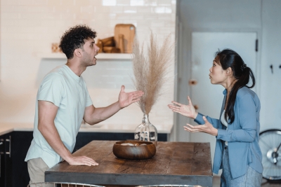 hombre pareja mujer enfadado